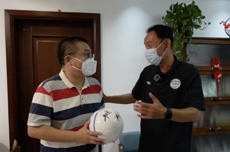 B体育官方-双向奔赴 我们一起战至终章 石家庄功夫到廊坊探望白血病球迷丁胜