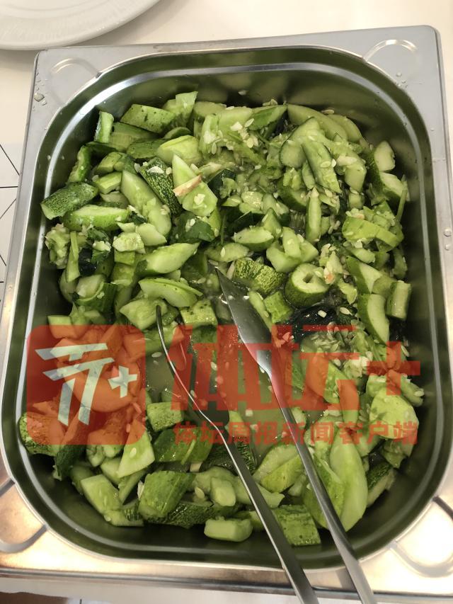 16-酒店服务员“大英子”自己家种的中国黄瓜是最受欢迎的凉菜.jpg