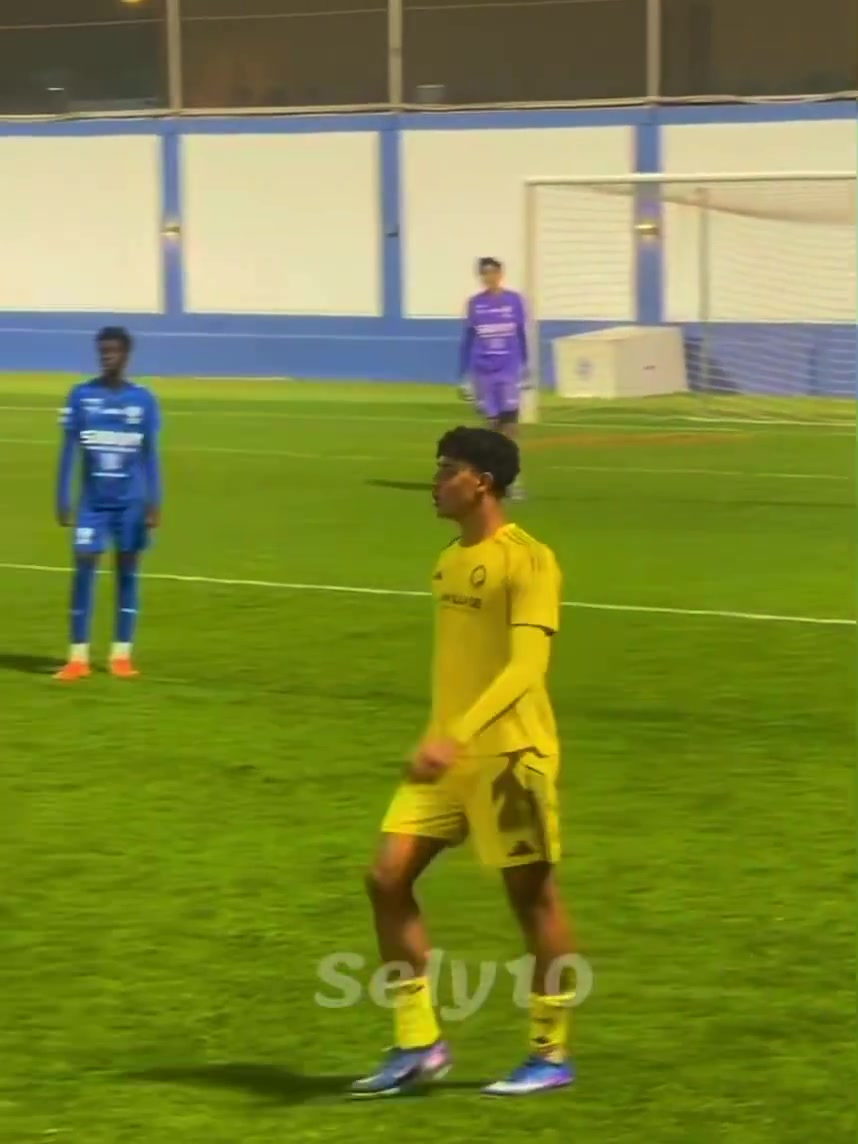 B体育下载-迷你罗被换下场时情绪不满地推开对手，被主裁判黄牌警告